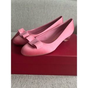 SALVATORE FERRAGAMO
VARA PUMP 
SIZE 6 
Never worn. Brand new with tags.